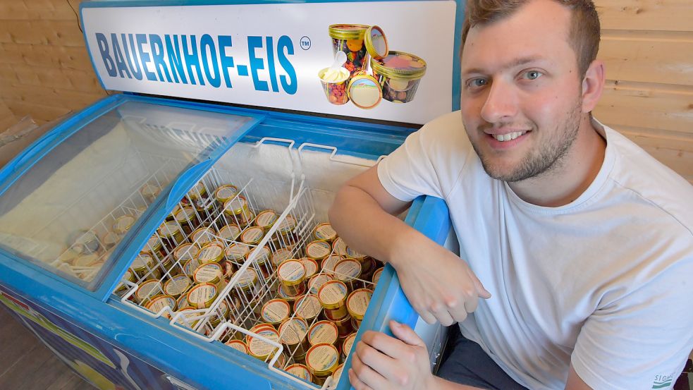 Diese Truhen mit seinem Eis stehen bereits in mehr als 30 Hofläden. Die Eisproduktion läuft auf Hochtouren. Foto: Ortgies