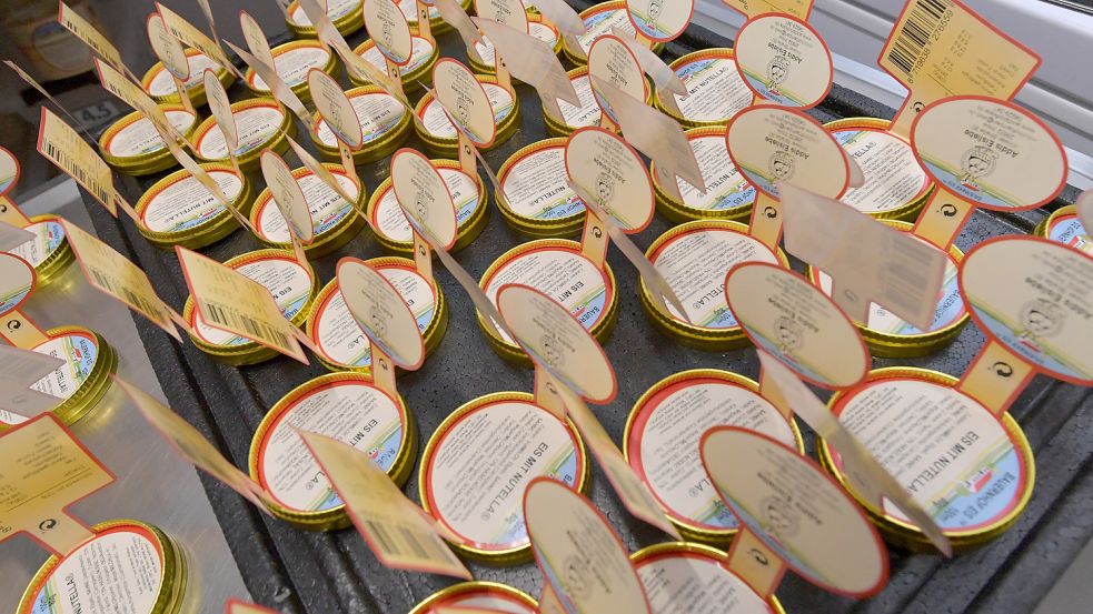 Die Deckel warten in der Eisproduktion auf ihren Einsatz. Alles ist Handarbeit – und soll es auch bleiben. Foto: Ortgies
