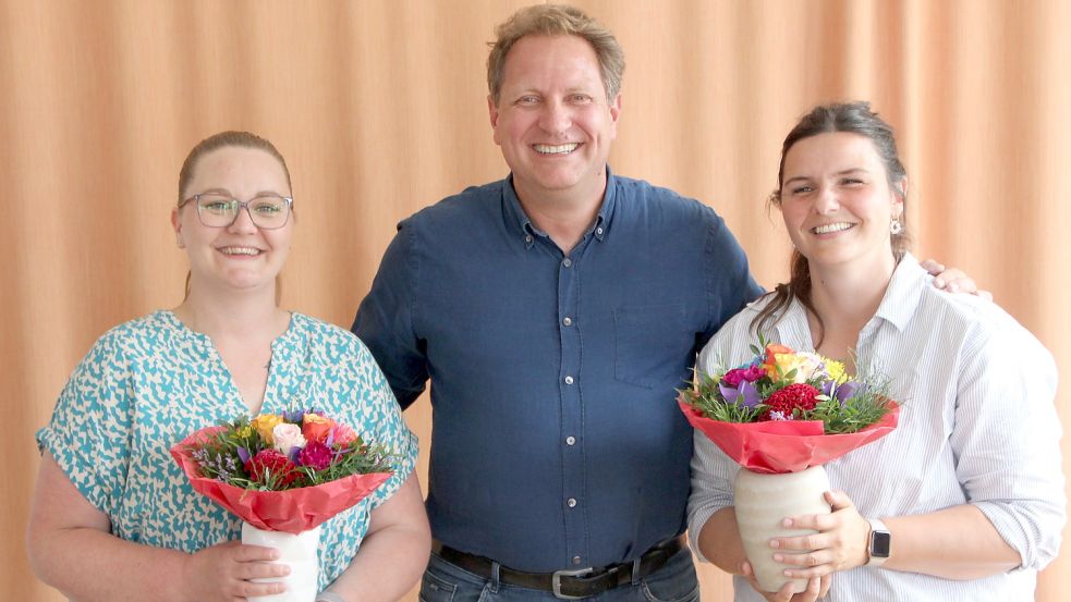 Die eine geht, die andere übernimmt: Andrea Westmeyer (links) und Kathrin Altepost. Mittendrin: Gunnar Sander, Geschäftsführer der Sander Pflege GmbH. Foto: Ferber