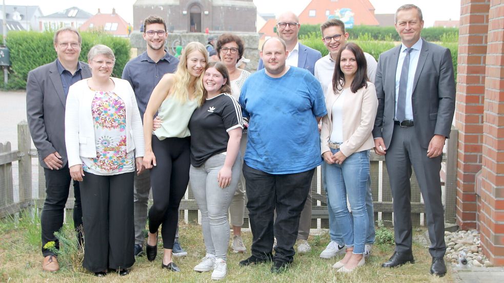 Gruppenbild mit erfolgreichen Absolventen und Gratulanten: BBS-Leiter Christian Land (von links), Janine Weisz (BBS Borkum), Peer Nabrotzky, Janina Wegert, Cristina De Martino, Iris Heyen (NBG-Ausbildungsleiterin), Sönke Tieste, Göran Sell (NBG-Geschäftsführer), Yvonne Braun (Personalabteilung Nordseeklinik), Samuel Teerling und Bürgermeister Jürgen Akkermann. Foto: Ferber