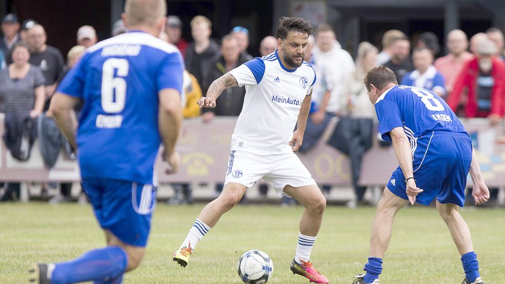 Cihan Yilmaz, dem hier der Emder Jörg Müller gegenübersteht, gehörte zu Schalkes Aktivposten.