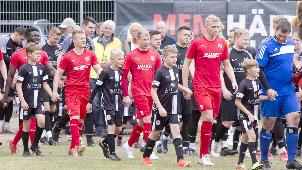 Der Rahmen stimmte: Mit Einlaufkindern und vor 250 Zuschauern liefen die beiden Mannschaften ein. Foto: Doden/Emden