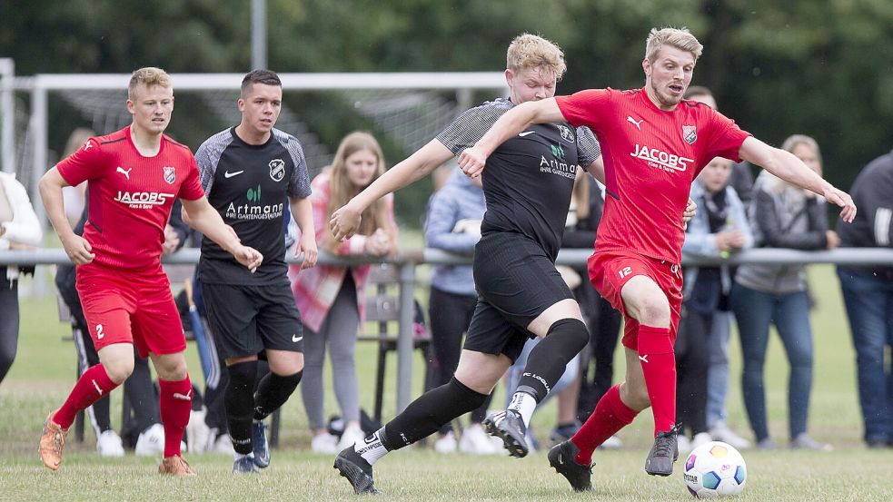 Holtlands Neuzugang Steffen Busemann (am Ball) war der Matchwinner. Foto: Doden/Emden