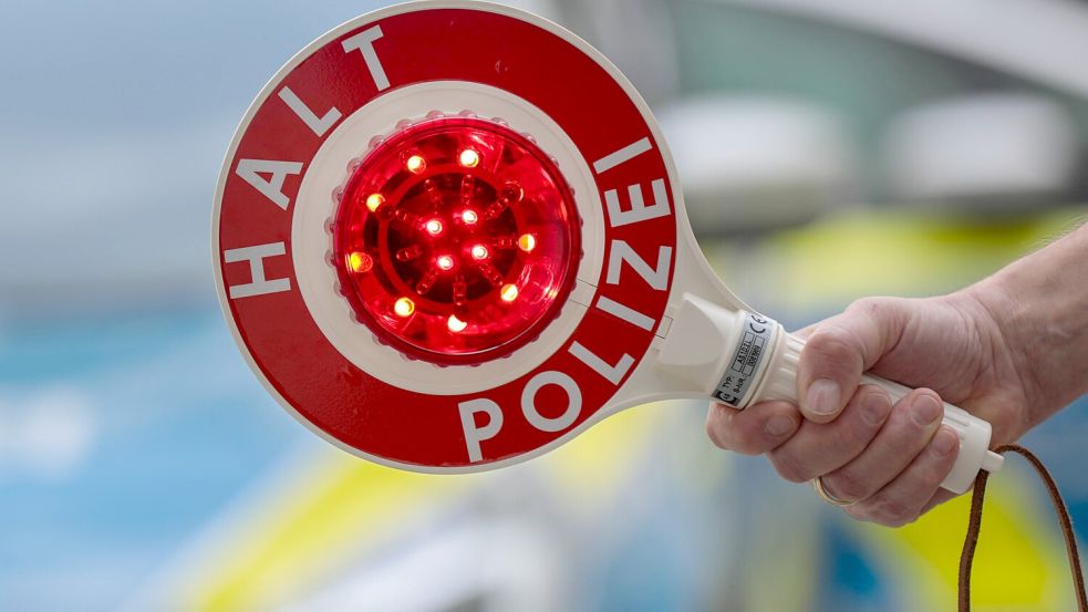 Zwei Polizisten sind am Sonntag in Bremen bei einer Verkehrskontrolle attackiert worden. Foto: imago images/Tim Oelbermann