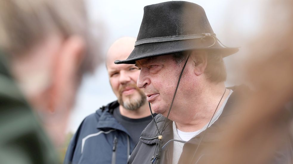 Hermann Ihnen vom Nabu kennt sich am Ewigen Meer aus. Er hat die Vernässung der angrenzenden Moorflächen in Tannenhausen betreut. Im Hintergrund Jan Fuchs von der Nabu-Geschäftsstelle Ostfriesland. Foto: Böning