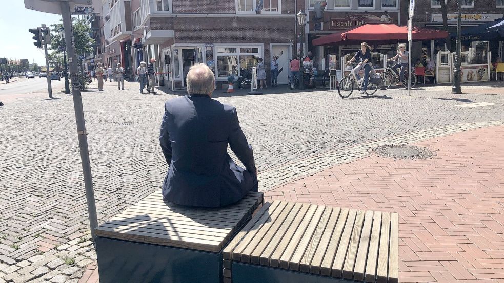 Besonders beliebt bei Passanten sind die Sitzwürfel am Taxistand. Sie werden auch häufig als Standpunkt für Fotos vom Otto-Huus genutzt. Foto: H. Müller