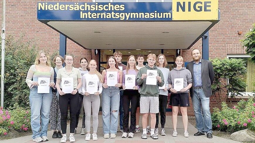 Die „Abikraten“ verlassen das Internatsgymnasium: die Borkumerin Jule Springer (von links), Schulleiterin Anja Renken-Abken, Jayke Weihs, die Borkumerin Anna Wilms, Neele Kross, die Borkumerin Rika Begemann, Leon Precek, Nele Wibben, Thore Byl, Sebastian Brall, Kyra Wibben, Sientje Schulz und Internatsleiter Neels Determann. Foto: NIGE