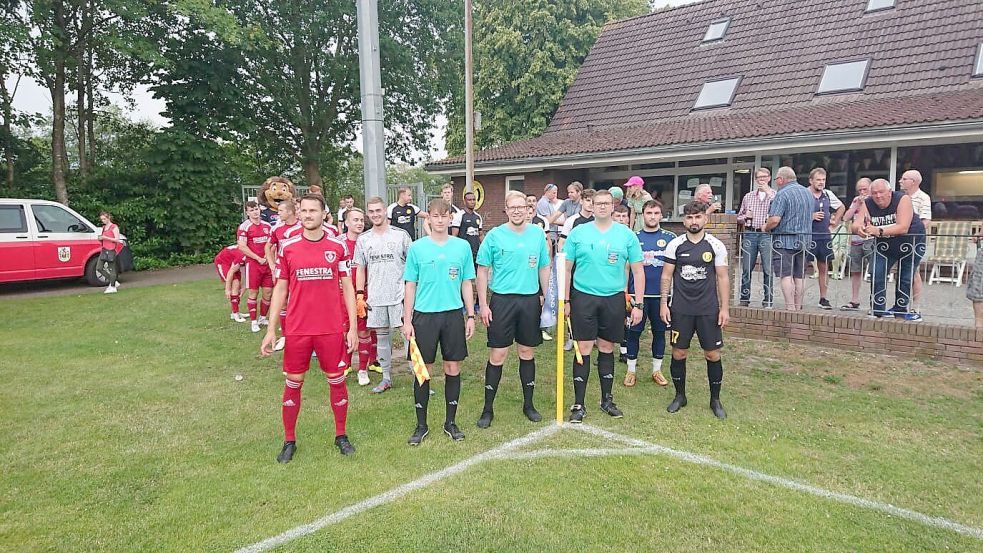 Die Entscheidung zwischen dem TuS Middels und TuRa 07 fiel erst im Elfmeterschießen. Foto: Steenhoff