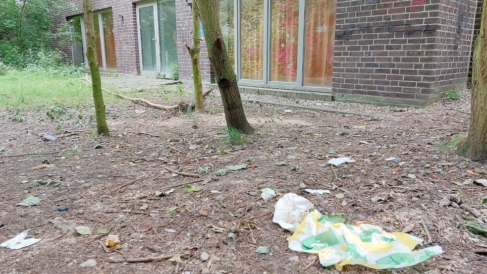 Müll auf dem Boden, Graffiti an den Fensterscheiben und den Mauern des Gemeindehauses: Das soll durch Zäune bei den Zugangsmöglichkeiten zu dem Bereich am Wasser in Zukunft verhindert werden. Foto: Hanssen/Archiv