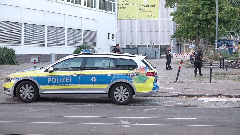 Nach einer Auseinandersetzung war der Lucie-Flechtmann-Platz in der Bremer Neustadt über Stunden abgesperrt. Foto: NWM-TV