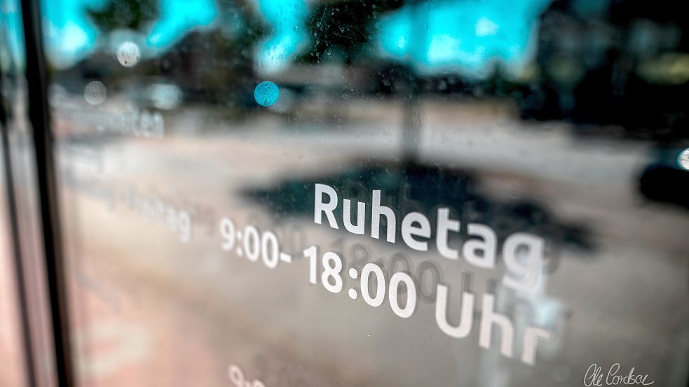 Ruhetag: Ein Aufdruck in der Eingangstür von Fahrrad Block erklärt den Kunden, dass erst dienstags ab 9 Uhr wieder geöffnet ist. Foto: Cordsen