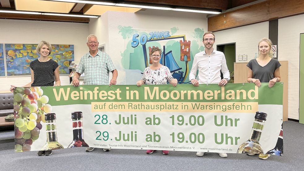 Das Organisationsteam freut sich auf das Weinfest in Moormerland: Maike Lindemann (Tourist-Info, von links), Joachim de Buhr und Annemarie Kracht (Vorsitzende des Tourismusvereins), Bürgermeister Hendrik Schulz, Ines Lindemann (Leiterin Tourist-Info). Foto: Tourist-Info