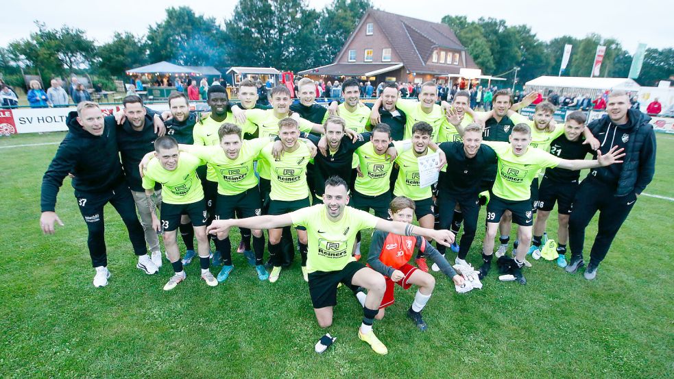 Im vergangenen Jahr gewann GW Firrel den Saris-Cup. Der Landesligist setzte sich im Finale gegen Kickers Emden mit 2:1 durch. Foto: Doden/Emden