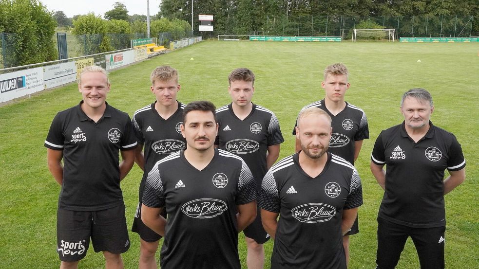 Spielertrainer Thilo Janßen (hintere Reihe von links nach rechts) geht mit einem 21er Kader in die Saison. Noah Willms, Andre Plorin, Joshua Willms, Co-Trainer Andre Funk sowie (vorne von links nach rechts) Tom Lauw und Stefan Buhr setzen auf eine erfolgreiche Saison. Foto: Steenhoff
