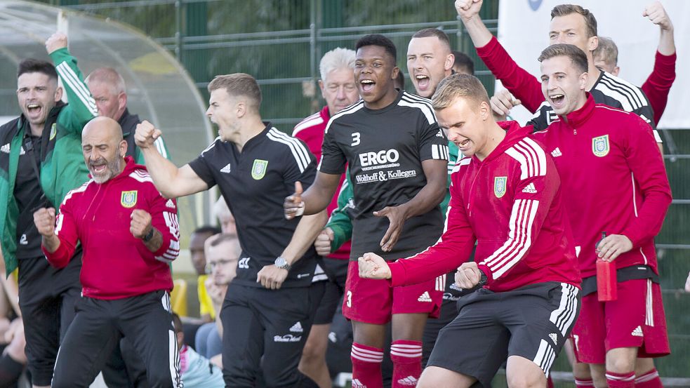Da war der Jubel groß: Pewsums Trainer Jonas Petersen (rechts) feiert einen Treffer seiner Mannschaft. Fotos: Doden/Emden