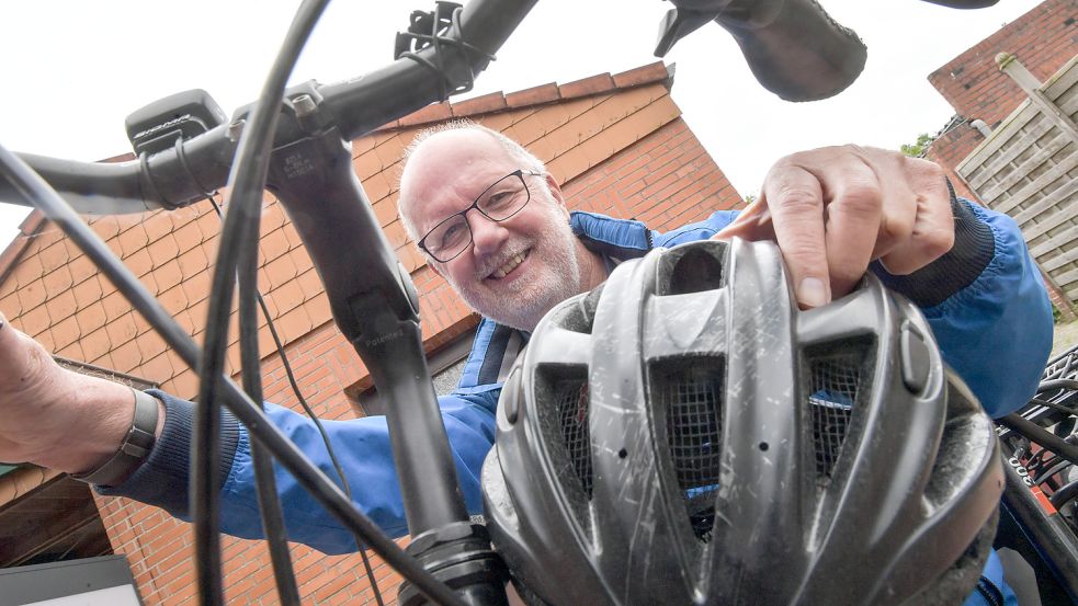 Noch vor einigen Jahren hätte Albert Peters auf keinen Fall einen Helm beim Radeln getragen – nun ist die Kopfbedeckung sein treuer Begleiter auf jeder Tour.