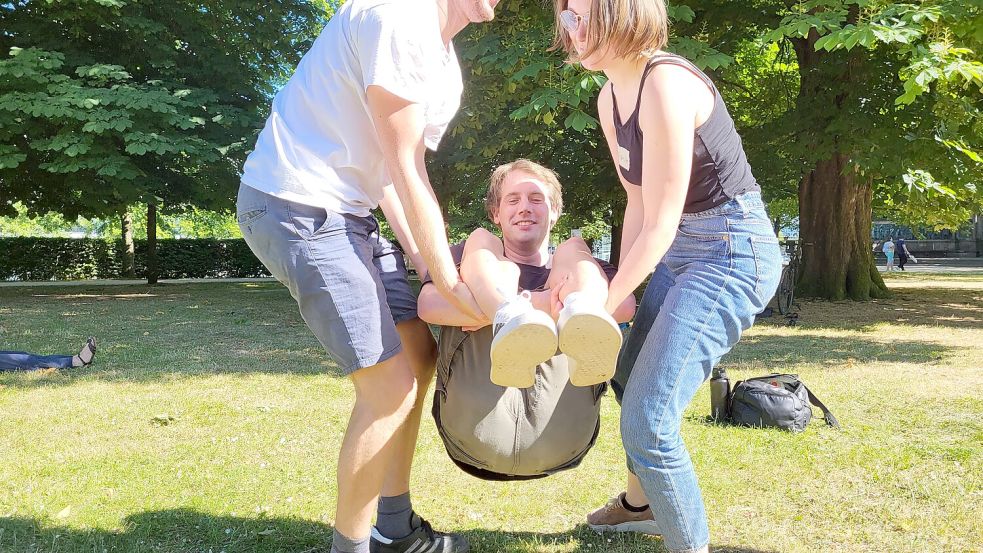 Alex macht das Päckchen: Beim Protesttraining der „Letzten Generation“ üben die Teilnehmer, wie sie sich von der Polizei wegtragen lassen. Foto: Joshua Hirschfeld
