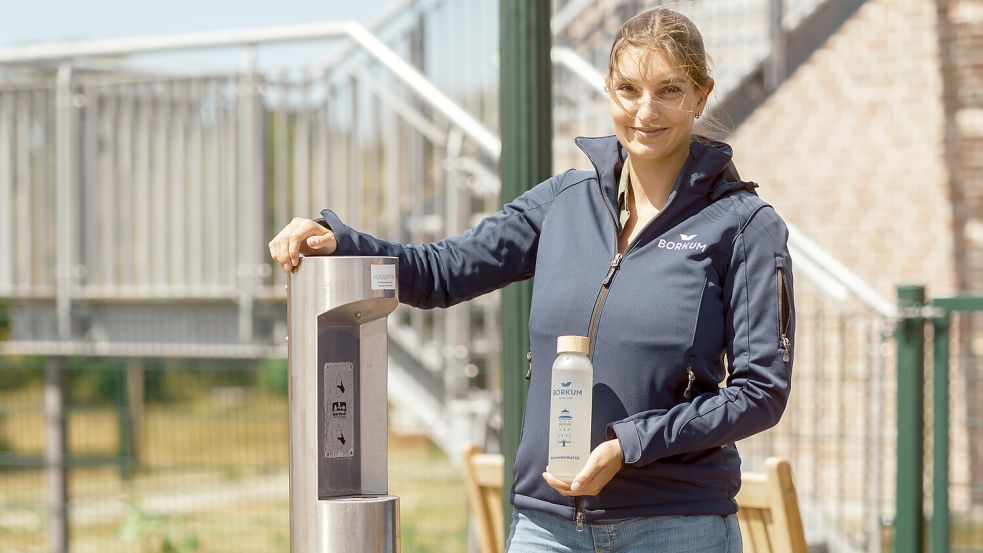 Lina Schütze von der Nordseeheilbad Borkum GmbH hat den neuen Wasserspender schon getestet. Foto: Marc Oliver Basan