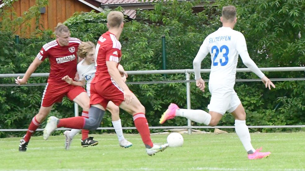 Dieser Zweikampf zwischen Westrhauderfehns Tim Meiners (links) und Meppens Oliver Holthaus führte zu einem umstrittenen Strafstoß für Meppen. Fotos: Damm