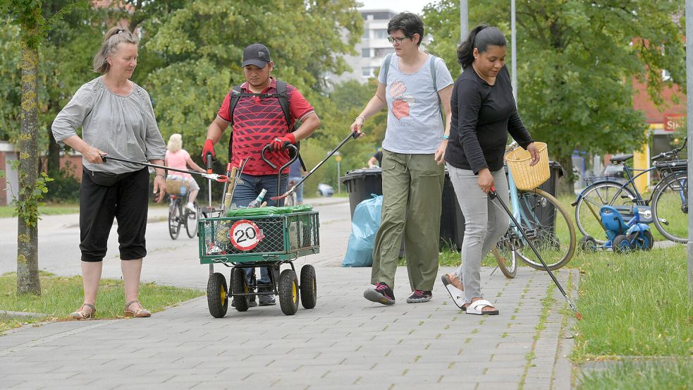 Die Dienstagsmüllsammeltruppe geht insbesondere drei Hauptstraßen in Barenburg ab und sammelt Abfall von den Straßen. Foto: Ortgies