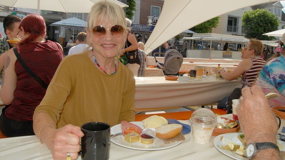 Elke Trettin-Kardelke ist zum ersten Mal beim Weinfest-Frühstück. Ihr Urteil: „Das ist der Hammer.“ Fotos: Luppen
