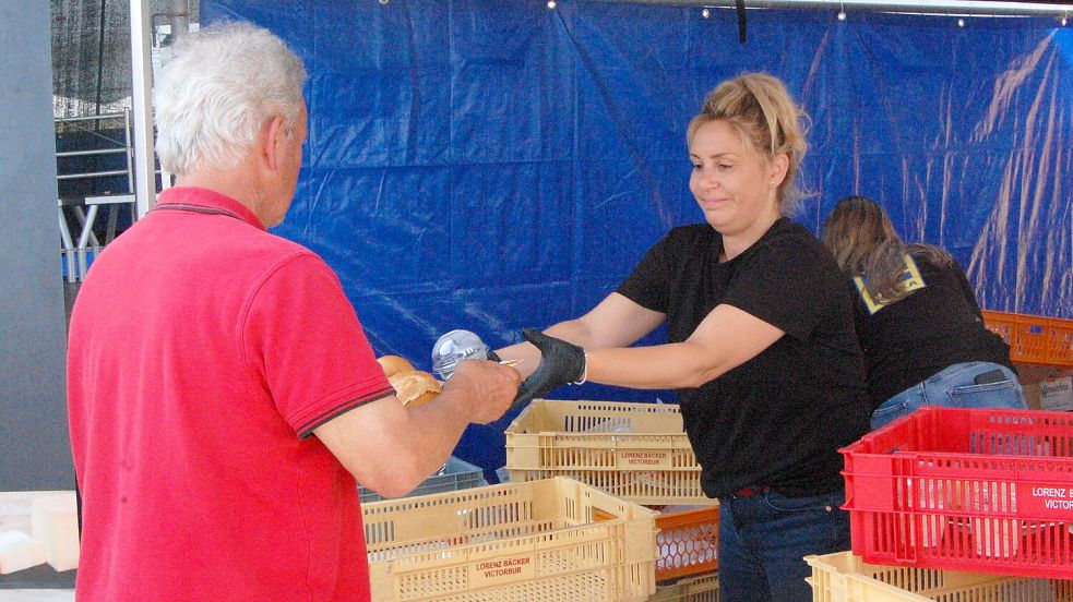 Das Team vom E-Center Coordes – im Bild Kerstin Hippen – gibt Frühstücksteller an die Gäste aus.