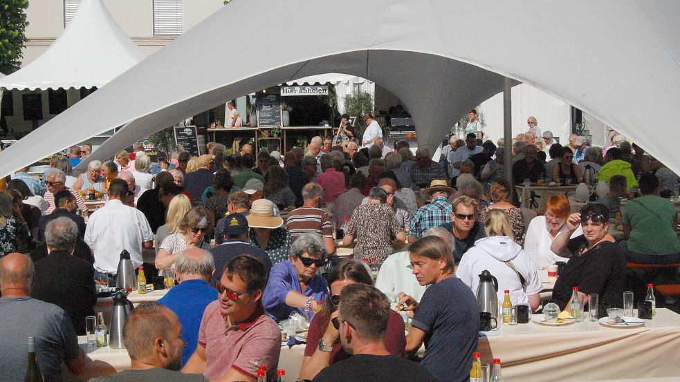 Manchen Gästen macht die pralle Sonne nichts aus, andere suchen Schutz unterm Zeltdach.