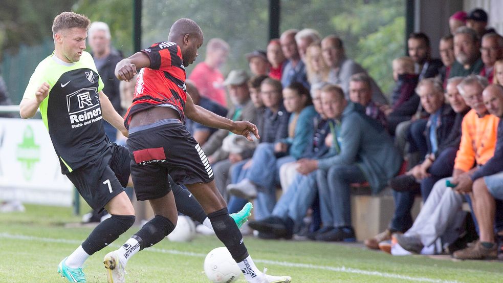Der SV Wilhelmshaven (rote Trikots) trumpfte vor 300 Zuschauern gegen Firrel (links Sebastian Bloem) groß auf.