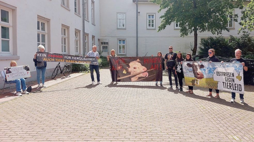 Mahnwache der „Ostfriesen gegen Tierleid“ vor dem Amtsgericht Aurich. Foto: Jens Grunow