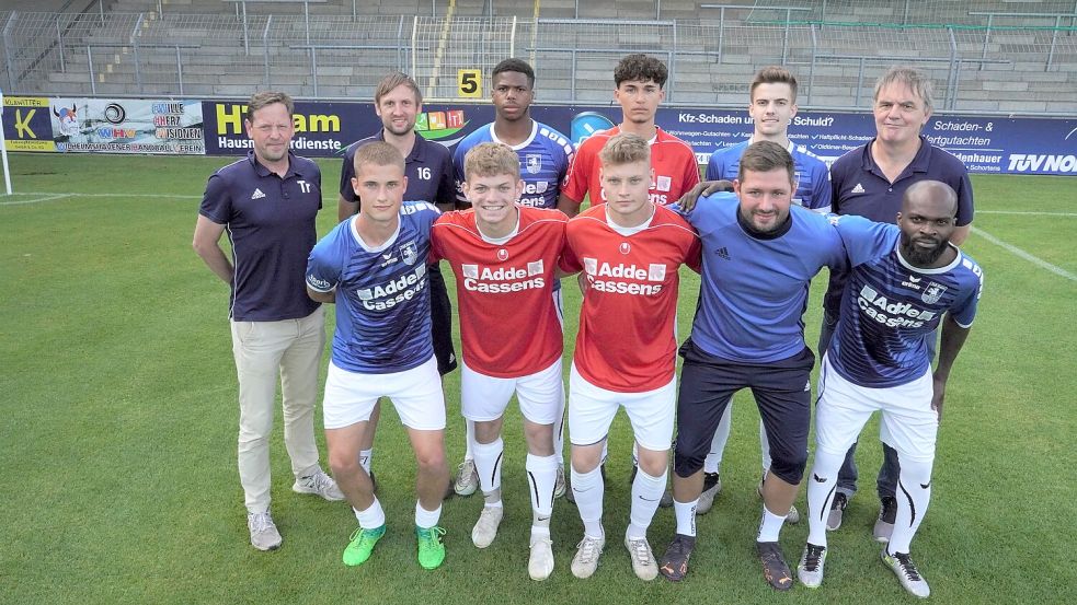 Die Esenser Verantwortlichen Ralf Backhaus (Trainer, links), Jens Backhaus (neuer Co-Trainer, hinten links) und Rolf Pinkernell (Sportlicher Leiter, hinten rechts) freuen sich über die Neuzugänge (hintere Reihe, Zweiter von links): Gabriel Bamezon, Isaiah Stainbank und Ben Smidt sowie (vorne von links) Bjarne Hohn, Luca Janssen, Tom Claassen, Robin Sikma und Fred Ocloo. Foto: Steenhoff