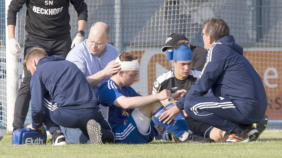 BSV-Spieler Sven Lameyer (Dritter von links) und Fabio Gruber zogen sich bei einem Zusammenprall Kopfverletzungen zu.