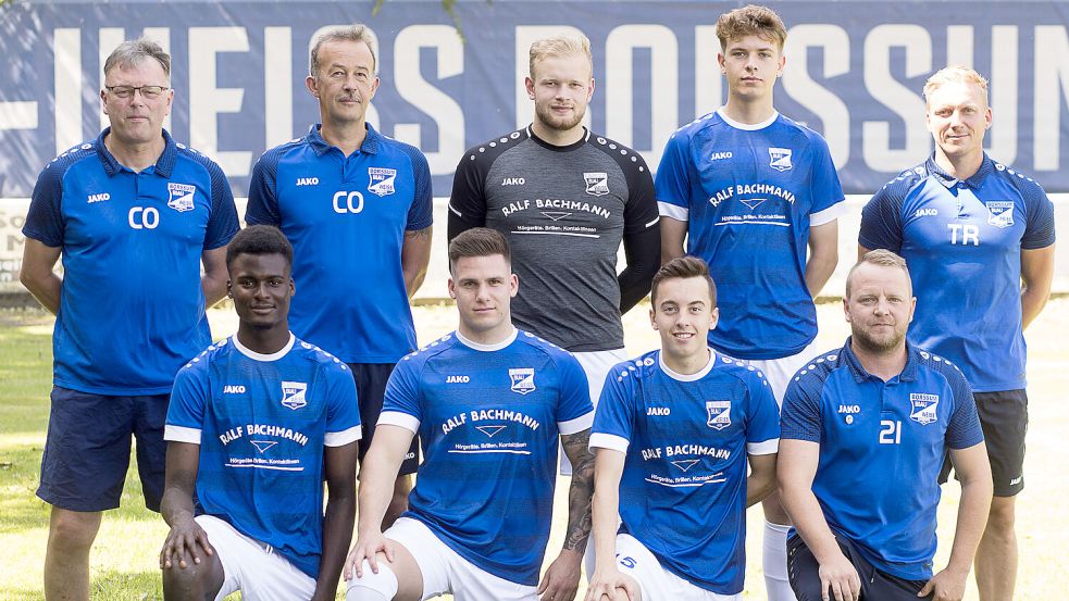 Trainer Thilko Boekhoff (hinten rechts) hat mit den Betreuern Wilfried Böse (hinten von links), Michael Eden und Sven Rodow (vorne rechts) ein großes Unterstützerteam. Er freut sich zudem über die Neuzugänge Nico Wilhelms (hinten, Mitte), Tom Hoogestraat (rechts daneben), sowie Emmanuel Ogbeide (vorne von links), Peter-Niklas-Lukas Südhoff und Reiko-Simeon Miege. Foto: Doden, Emden