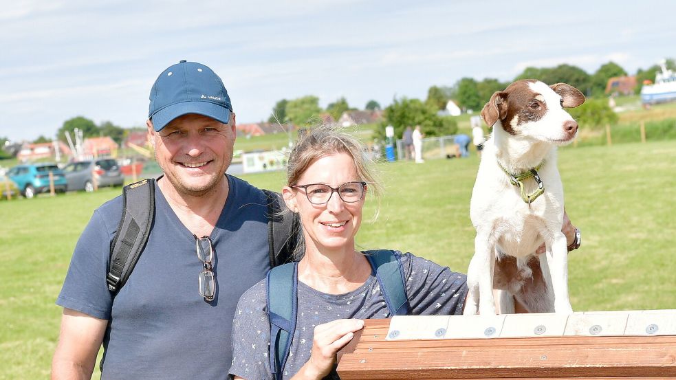 Bernd Kessner und Nicole Königsberger mit Jack-Russel-Mischling Felix haben bei ihrem Urlaub in Greetsiel einen Abstecher zum Hundespielplatz gemacht.