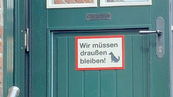 Dieses Schild sieht man in Greetsiel auch mal, aber eher selten. Foto: Hanssen