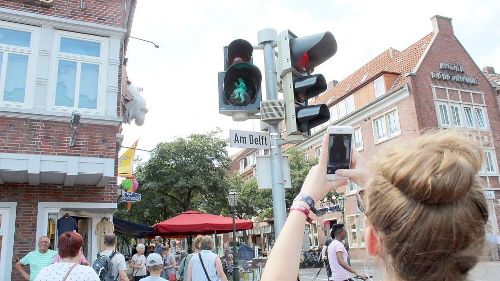 Vor dem Otto-Huus am Delft hüpft Otto Waalkes als grünes Männchen über die Ampel. Foto: Vogt/Archiv