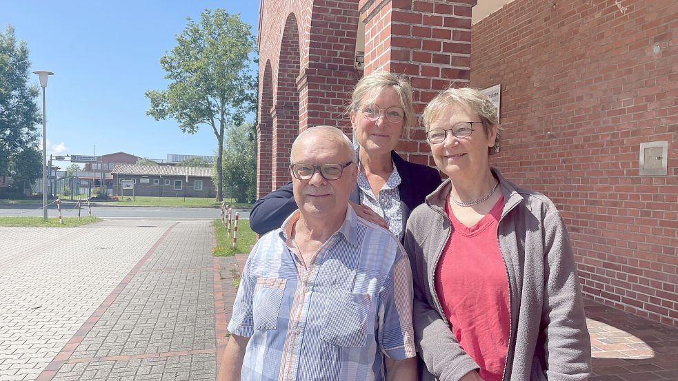 Johann Schüller (von links), Sonja Heyen und Erika Schüller-Janssen engagieren sich ehrenamtlich in Pewsum. Foto: Weiden