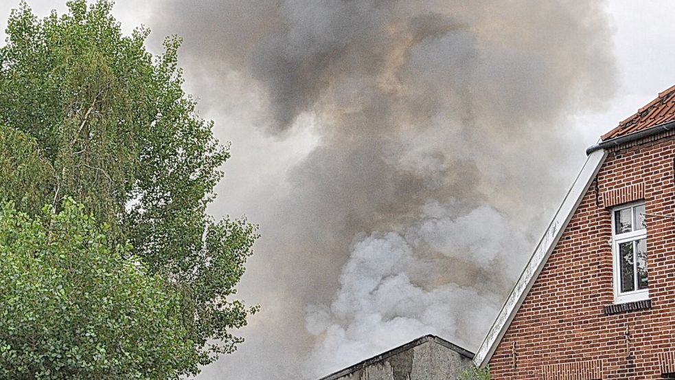 Das Gebäude steht in Vollbrand. Foto: Wolters