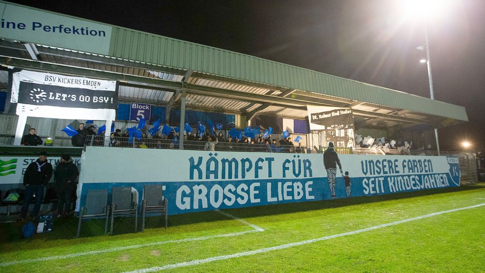 Flutlichtspiele in Emden sorgen für eine ganz besondere Atmosphäre. Archivfoto: Doden/Emden