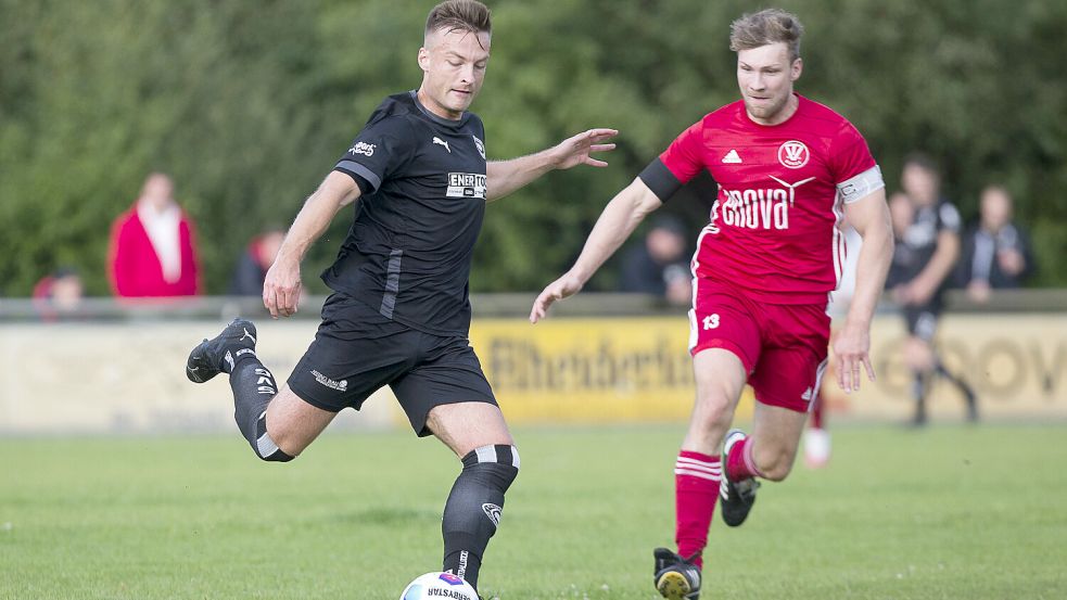 In dieser Szene hat Bundes Kapitän Eike Schmidt (rechts) das Nachsehen gegen Florian Koning. Fotos: Doden/Emden