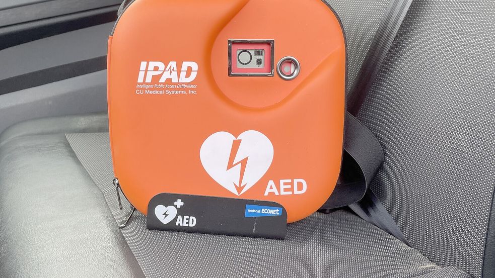 Können im Notfall Leben retten: Defibrillatoren in den Fahrzeugen der Stadtwerke Borkum. Foto: Stadtwerke
