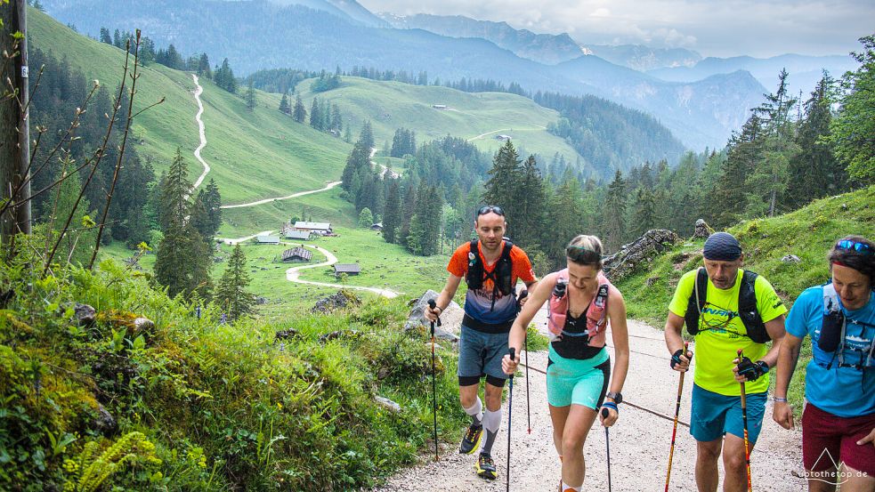 Wunderschöne Natur: Joyce Hübner und ihre Mitläufer in den Bergen. Foto: Uptothetop.de
