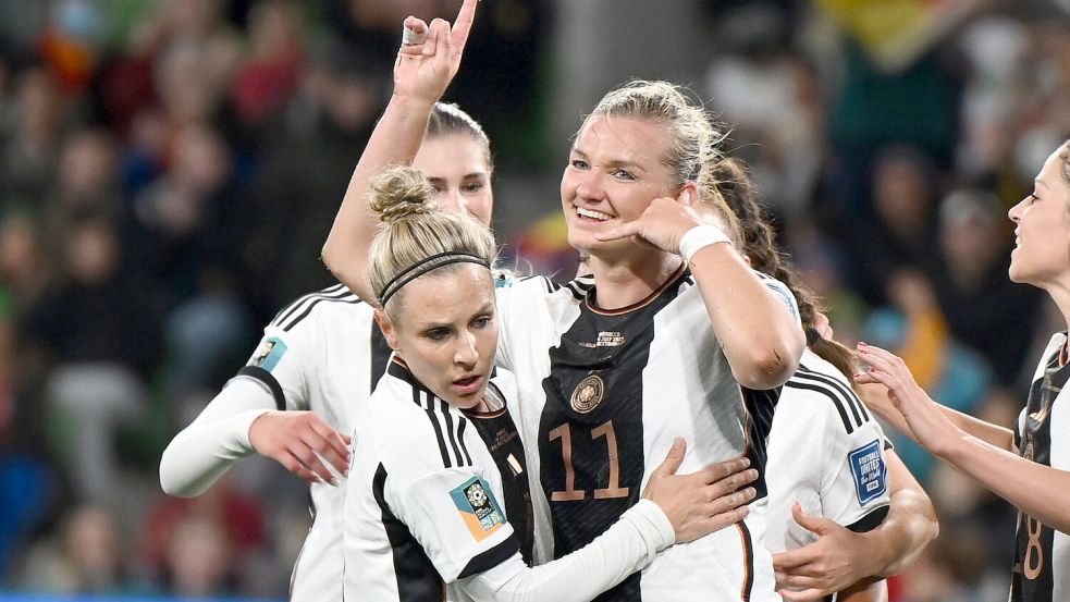 Alexandra Popp jubelt mit Telefongeste über ihren Doppelpack im WM-Spiel gegen Marokko. Foto: dpa/Sebastian Christoph Gollnow