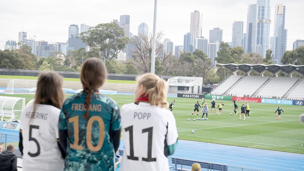 Training nach dem Auftaktsieg vor beeindruckender Kulisse in Melbourne. Foto: dpa/Sebastian Christoph Gollnow