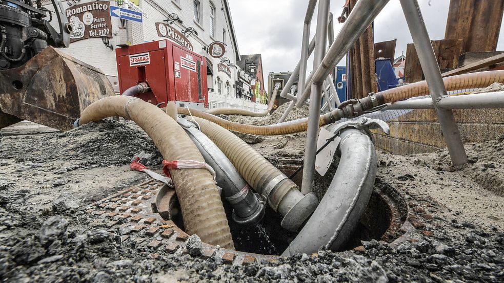 Ein Drainagesystem hält die Baustelle an der Fockenbollwerkstraße trocken. Fotos: Ortgies