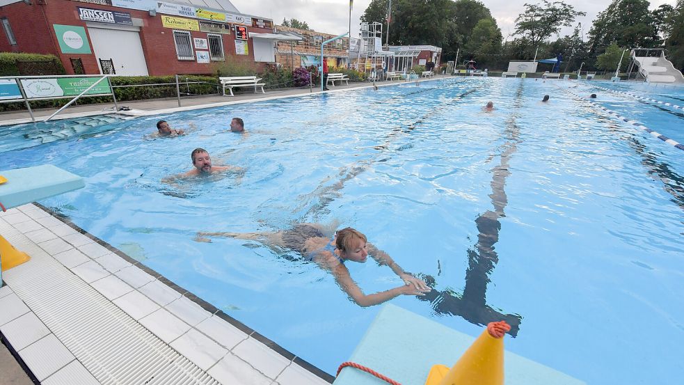 Seit Dienstag ziehen Schwimmerinnen und Schwimmer im Emder Van-Ameren-Bad wieder ihre Bahnen. Foto: Ortgies
