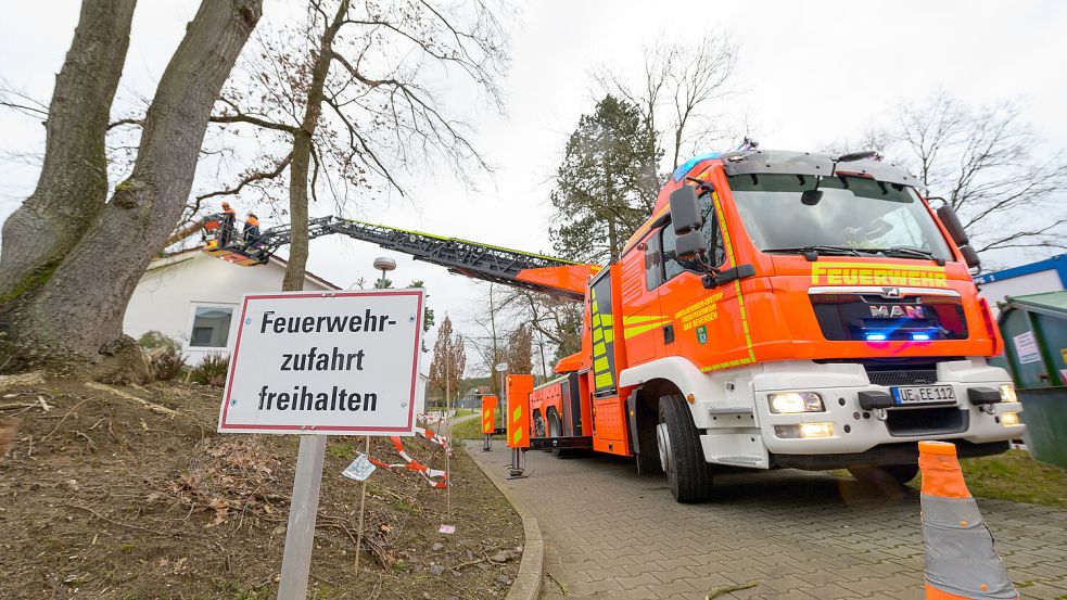 In Niedersachsen können jetzt auch aktive Mitglieder der Freiwilligen Feuerwehren mit abgeschlossener Truppmannausbildung sowie Einsatzkräfte im Katastrophenschutz und im Rettungsdienst mit abgeschlossener Grundausbildung eine Ehrenamtskarte beantragen. Foto: Philipp Schulze/dpa