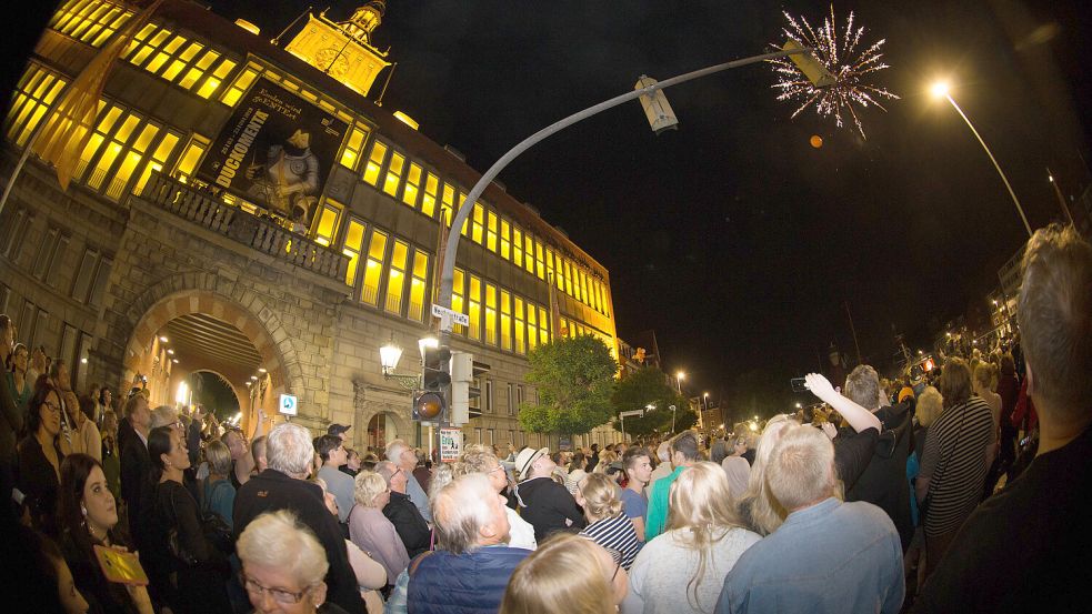 Seinen 70. Geburtstag feierte Otto Waalkes überraschend in Emden in der Rüstkammer des Landesmuseums. Vor dem Museum entwickelte sich schnell eine Volksfeststimmung mit Freibier und -würsten sowie einem Feuerwerk. Foto: J. Doden/Archiv
