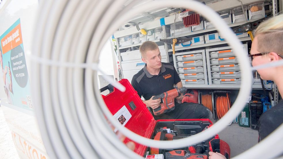 Wer im Handwerk den Durchblick hat, ist in vielen Betrieben auch im Herbst noch willkommen. Foto: Julian Stratenschulte/dpa