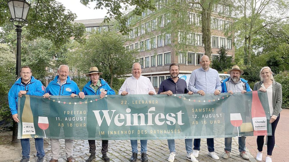 Christian Bohlen, Jörg Betz, Johannes Dröge (alle Altstadtfreunde), Bürgermeister Claus-Peter Horst, Stevie Evers, Henning Kruse (beide Werbegemeinschaft), Martin Löffler (Altstadtfreunde) und Wiebke Kuper (Stadt Leer) werben für das Leeraner Weinfest. Foto: Stadt Leer