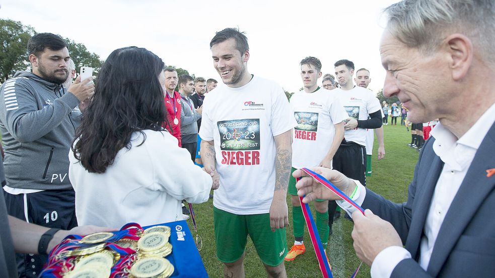 Turnier-Patin Gitta Connemann übernahm die Siegerehrung. Foto: Doden, Emden